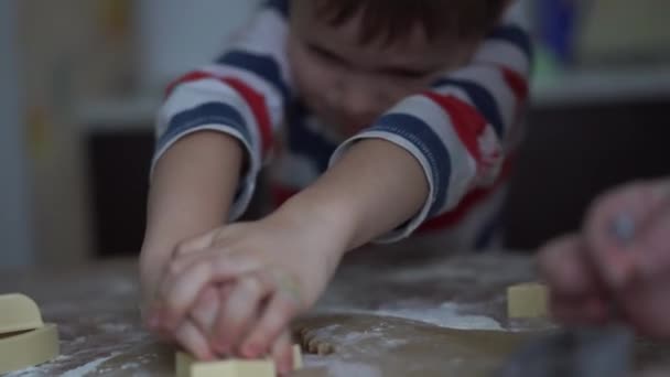 Οικιακό βίντεο - ευτυχής παιδιά κάνοντας τα cookies στο σπίτι στην κουζίνα — Αρχείο Βίντεο