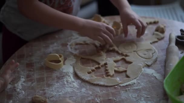 Home video - gelukkige jonge geitjes maken van cookies thuis in de keuken — Stockvideo