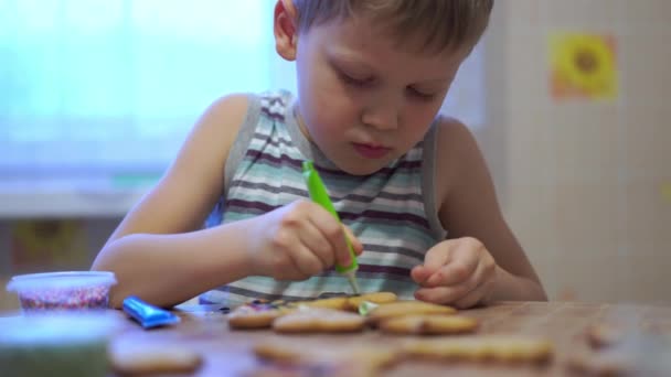 Video casero - niños felices haciendo galletas en casa en la cocina — Vídeo de stock