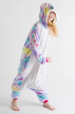 neşeli küçük çocuk pijama, mavi köpekbalığı kostüm beyaz bir arka plan üzerinde poz