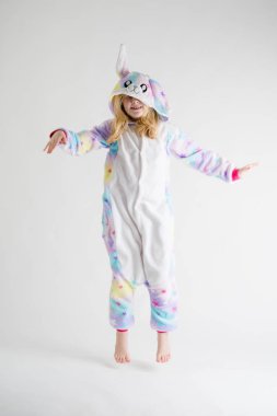 neşeli küçük çocuk pijama, mavi köpekbalığı kostüm beyaz bir arka plan üzerinde poz