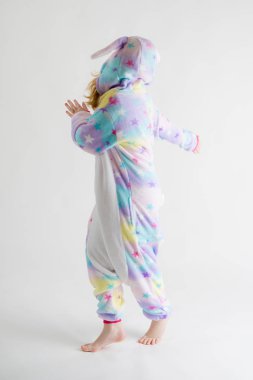 neşeli küçük çocuk pijama, mavi köpekbalığı kostüm beyaz bir arka plan üzerinde poz