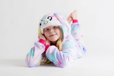 neşeli küçük çocuk pijama, mavi köpekbalığı kostüm beyaz bir arka plan üzerinde poz