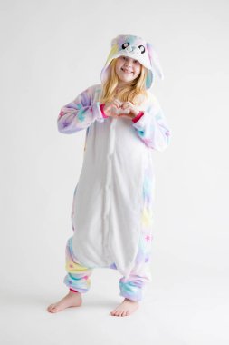 neşeli küçük çocuk pijama, mavi köpekbalığı kostüm beyaz bir arka plan üzerinde poz