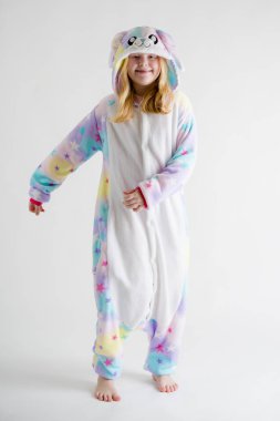 neşeli küçük çocuk pijama, mavi köpekbalığı kostüm beyaz bir arka plan üzerinde poz