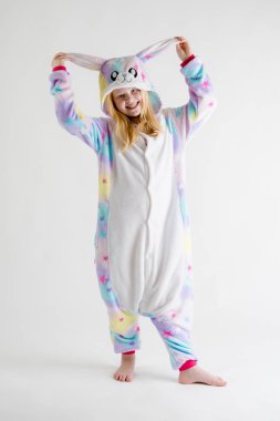 Modern moda - kigurumi pijama, bunny kostüm beyaz bir arka plan üzerinde poz güzel sarışın kız