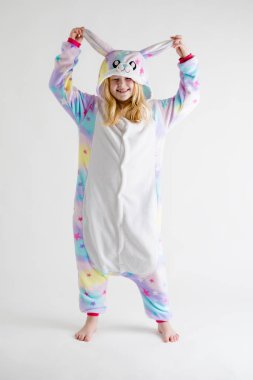 Modern moda - kigurumi pijama, bunny kostüm beyaz bir arka plan üzerinde poz güzel sarışın kız