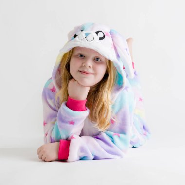 Modern moda - kigurumi pijama, bunny kostüm beyaz bir arka plan üzerinde poz güzel sarışın kız