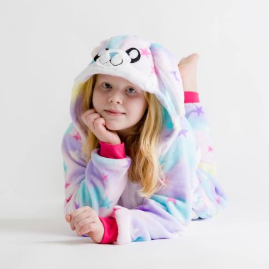 Modern moda - kigurumi pijama, bunny kostüm beyaz bir arka plan üzerinde poz güzel sarışın kız