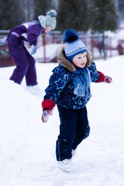 etkin kış tatili - şirin küçük çocuk bir buz pistinde paten