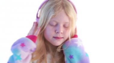 Modern moda - güzel sarışın kız beyaz bir arka plan üzerinde beyaz izole kigurumi pijama - dans ve kulaklık ile müzik dinler