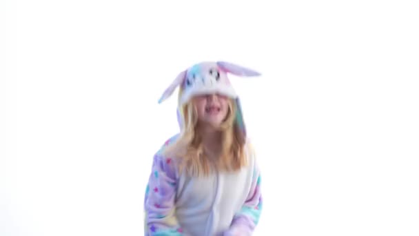 Mode moderne belle fille blonde posant sur un fond blanc en pyjama kigurumi, costume de lapin isolé sur blanc — Video