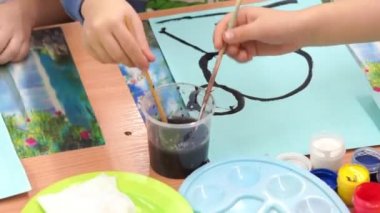 okul öncesi eğitim - anaokulu çocuklarda kış kuşların renkler boya