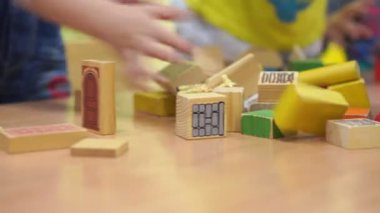 okul öncesi eğitim - anaokulunda mutlu çocuklar birlikte oynarken iyi eğlenceler