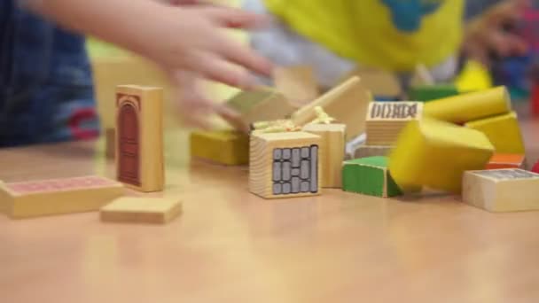 Дошкільна освіта - щасливі діти в дитячому садку розважаються, граючи разом — стокове відео