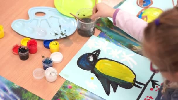 Preschool education - children in kindergarten paint colors of winter birds — Stock Video