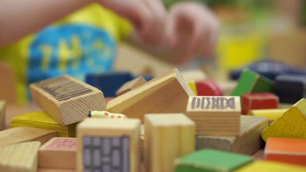 Дошкільна освіта - щасливі діти в дитячому садку розважаються, граючи разом — стокове відео