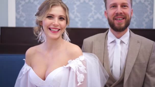 Vicces videó - a menyasszony és a vőlegény bolondozás, hogy arca a kamera — Stock videók