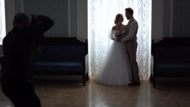 sahne arkası düğün fotoğrafçılığı - profesyonel fotoğrafçılar almak pitoresk-in yeni evliler şık bir odada
