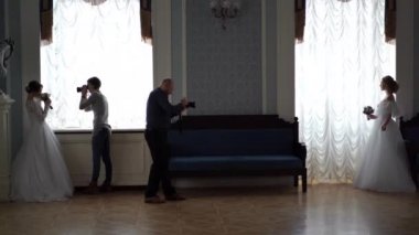 sahne arkası düğün fotoğrafçılığı - profesyonel fotoğrafçılar almak pitoresk-in yeni evliler şık bir odada