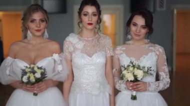 Düğün moda - üç güzel gelinler düğün Avrupa görünüm bir portresini şık bir odada Giydir