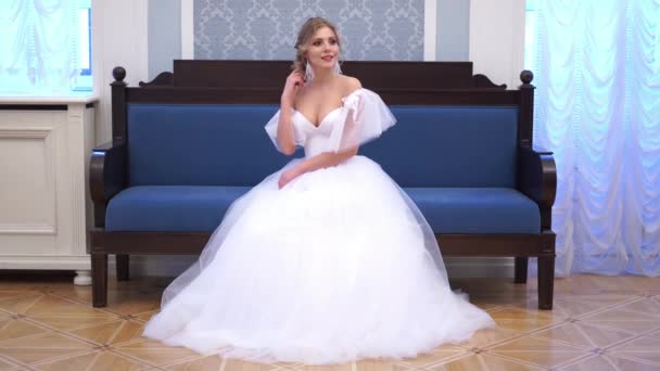 Belle mariée blonde pose dans un intérieur riche chic — Video