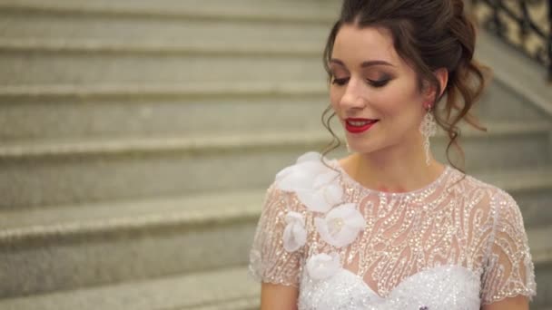 Портрет сексуальної нареченої у весільній сукні в розкішній кімнаті на сходах — стокове відео