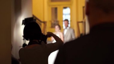 sahne arkası düğün fotoğrafçılığı - profesyonel fotoğrafçılar almak pitoresk-in yeni evliler şık bir odada