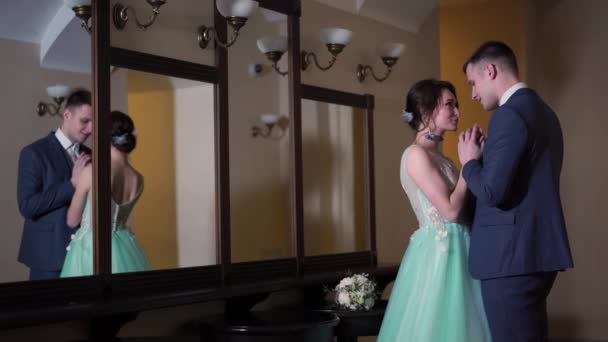 Szép newlywed pár pózol a drága sikkes fedett. — Stock videók