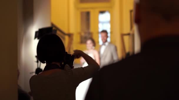 Bak scenen bryllupsfotografering - profesjonelle fotografer tar bilder av nygifte i et chic room – stockvideo