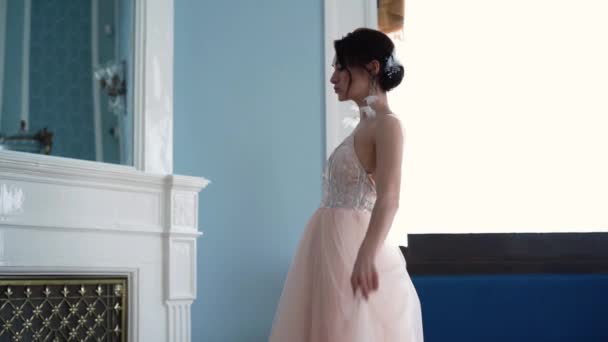 Schoonheid slowmotion - mooie bruid draait in een trouwjurk — Stockvideo
