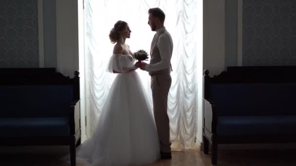 Piękny newlywed para pozowanie w drogich chic kryty. Aparat uderza płynnie modele. — Wideo stockowe