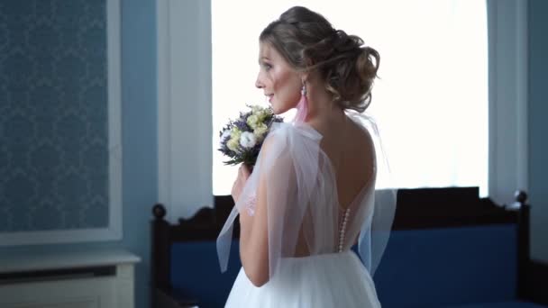 Belleza slow motion - retrato de una hermosa novia en un vestido de novia en un lujoso interior clásico — Vídeos de Stock