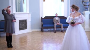 sahne arkası düğün fotoğrafçılığı - profesyonel fotoğrafçılar almak pitoresk-in yeni evliler şık bir odada