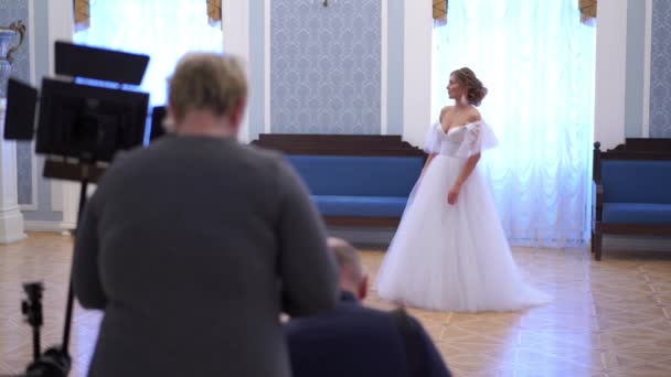 Fotografía de boda entre bastidores - fotógrafos profesionales toman fotos de recién casados en una habitación elegante — Vídeo de stock
