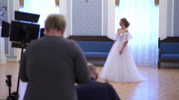 Zákulisí svatební fotografie - profesionální fotografové vyfotit novomanžele v elegantní místnosti — Stock video