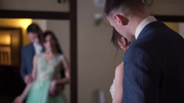 Hermosa pareja recién casada posando en el elegante interior caro . — Vídeo de stock