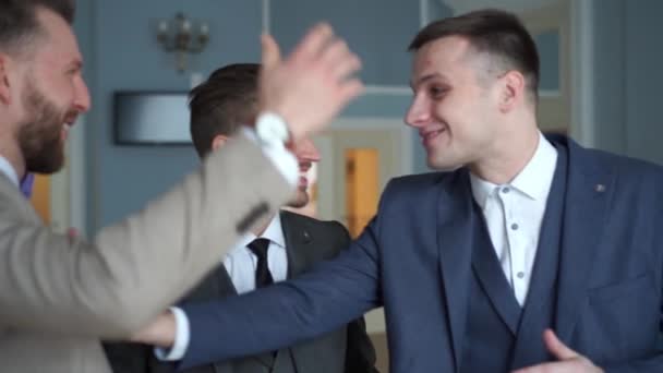 Schoonheid Slowmotion Gelukkige Bruidegom Met Beste Mannen Praten Bruiloft — Stockvideo