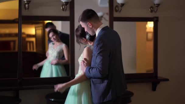 Krásný novomanželský pár pózuje v drahé elegance vnitřní. — Stock video