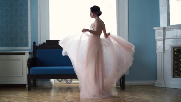 Belleza slow motion hermosa novia está girando en un vestido de novia — Vídeos de Stock