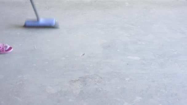 アパートでの修理-ヨーロッパの外観の若い女性が自宅で修理中に床を掃除 — ストック動画