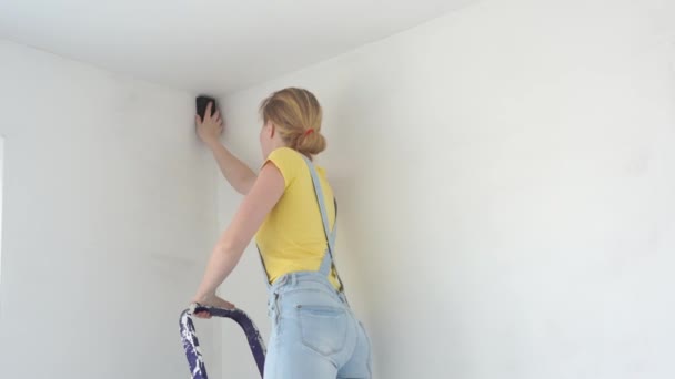 アパートで修理-ヨーロッパの外観の若い女性が自宅で修理を行います — ストック動画