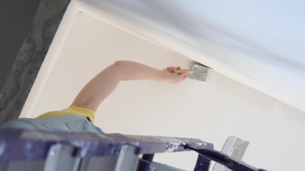 Reparação no apartamento - uma jovem mulher de aparência europeia faz reparos em casa — Vídeo de Stock