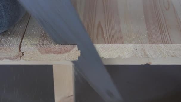 Travaux de construction - un homme sciage planches de plancher en bois scié — Video