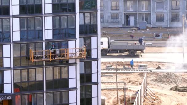 Vista general de la obra de construcción de una zona residencial de la ciudad — Vídeo de stock