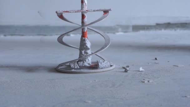 Красивий повільний рух - очищення сопло-мікшер на дрилі від замерзлого розчину шпаклівки — стокове відео