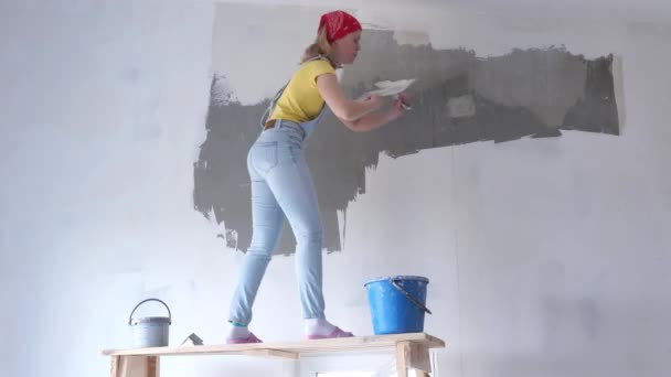 在公寓维修-一个年轻的女人与欧洲外观使修理在家里特写镜头-时光流逝 — 图库视频影像