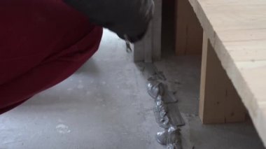 İnşaat ve onarım-dil-ve-oluk bloklardan bir telli bölümünün montajı