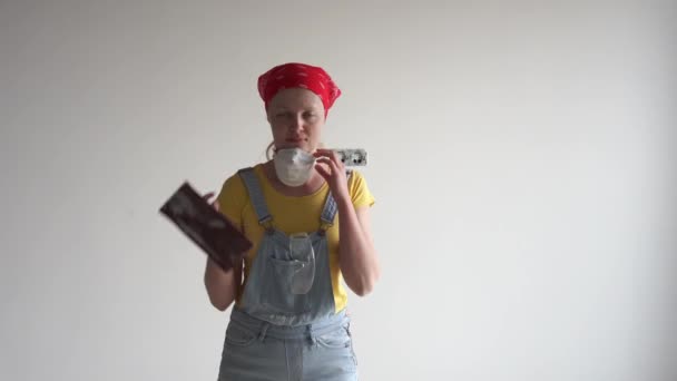 Reparatur in der Wohnung - eine junge Frau europäischen Aussehens repariert zu Hause — Stockvideo