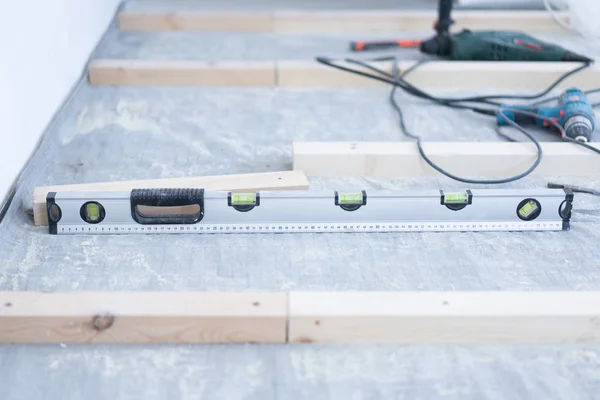 laying eco-friendly wooden flooring - installation of a log to concrete